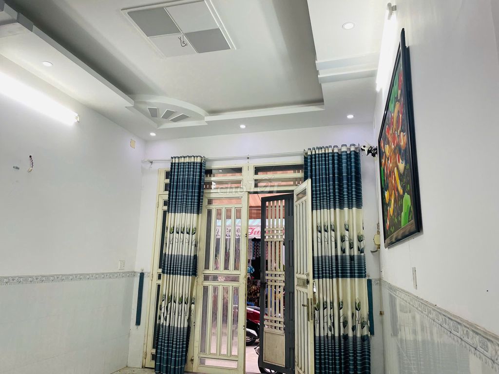 Spacious 3-Story House with 4 Bedrooms