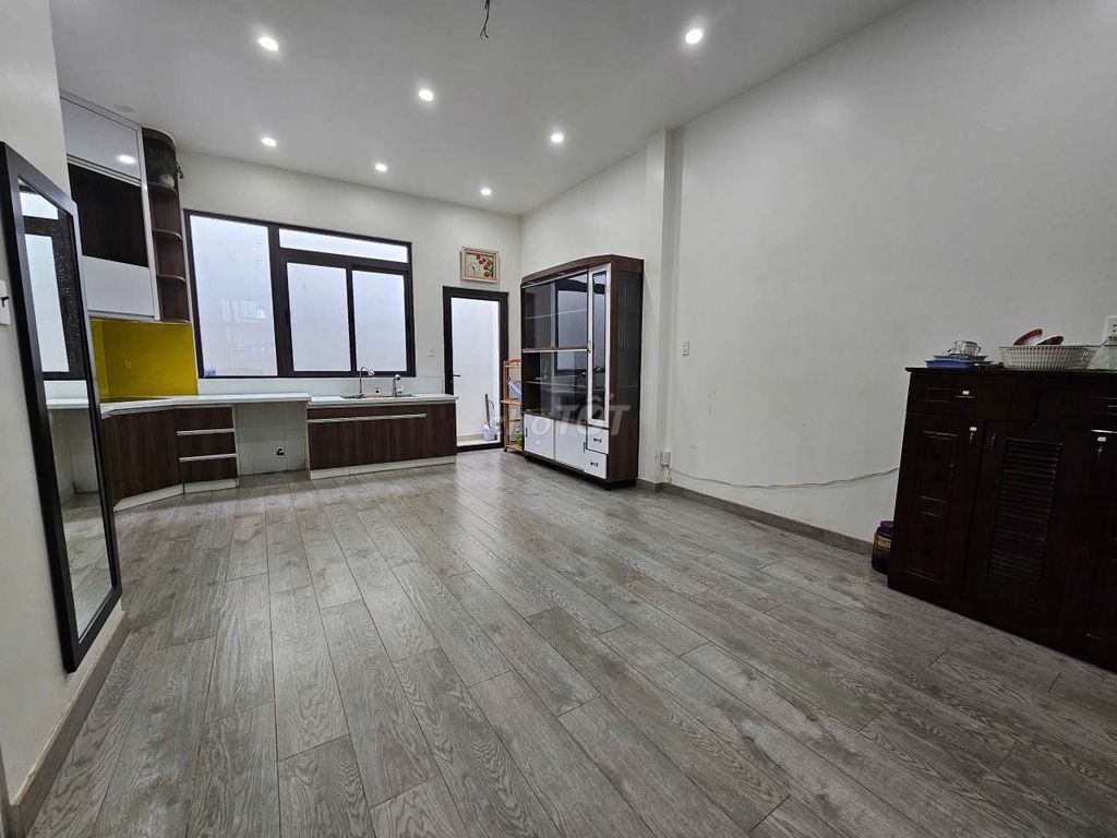 Modern 3-Bedroom Townhouse with Beautiful Garden