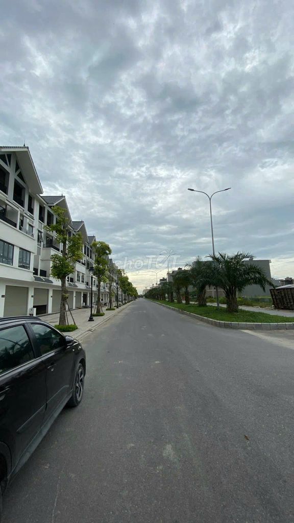 Modern 5-Floor Townhouse Near Hinode Urban Area