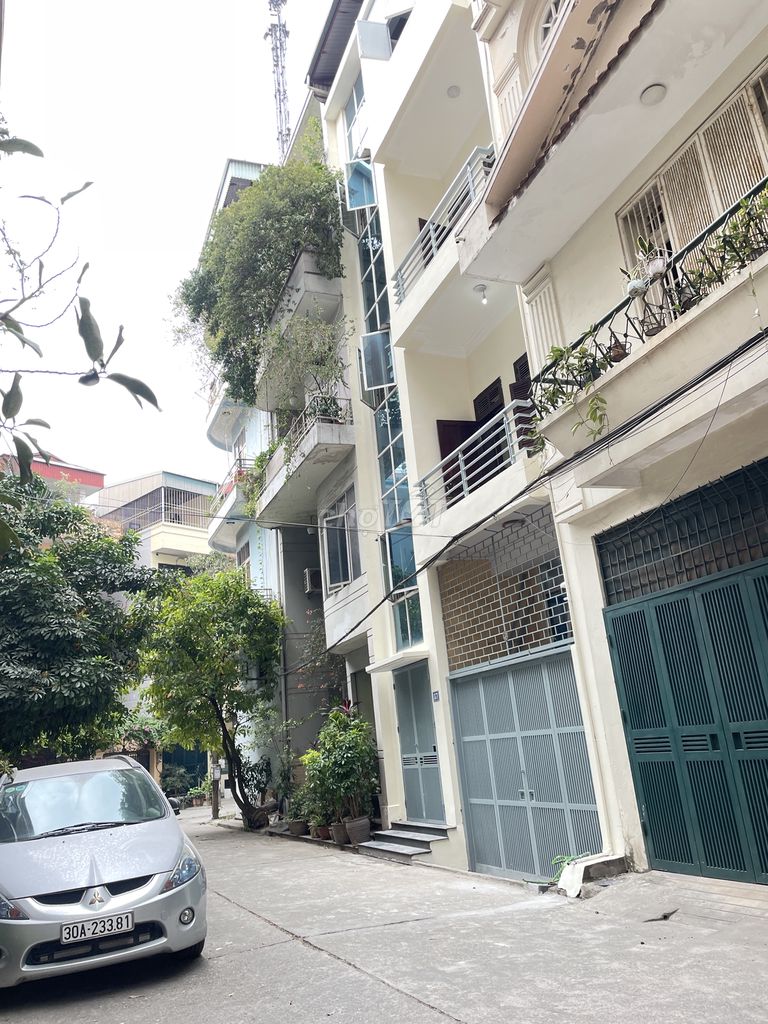 Modern 4.5-story house for rent in Hanoi