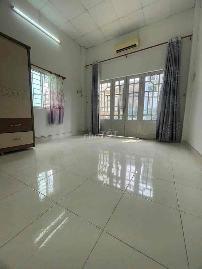 2-Story House with 3 Bedrooms Near CMT8