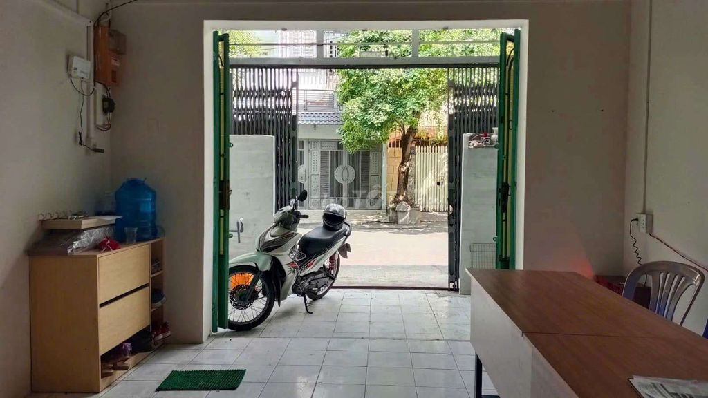 Ground Floor House in Residential Area with Parking