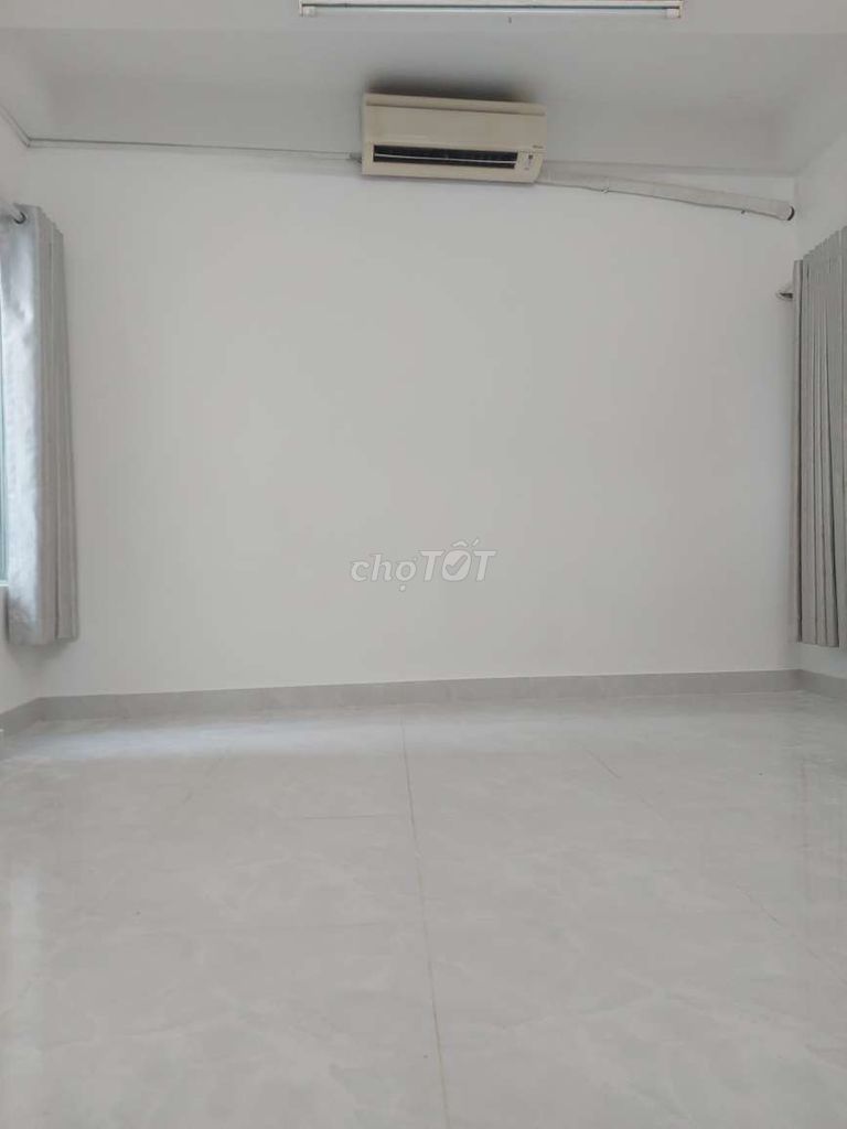 Modern 3-Bedroom Townhouse with Air Conditioning