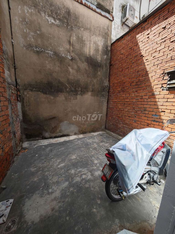 Spacious Frontage Property with Multiple Rooms