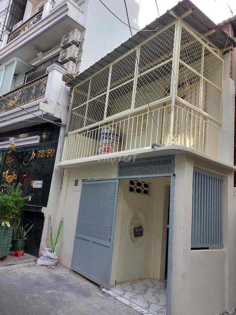 Spacious District 4 Apartment Near Markets and Schools