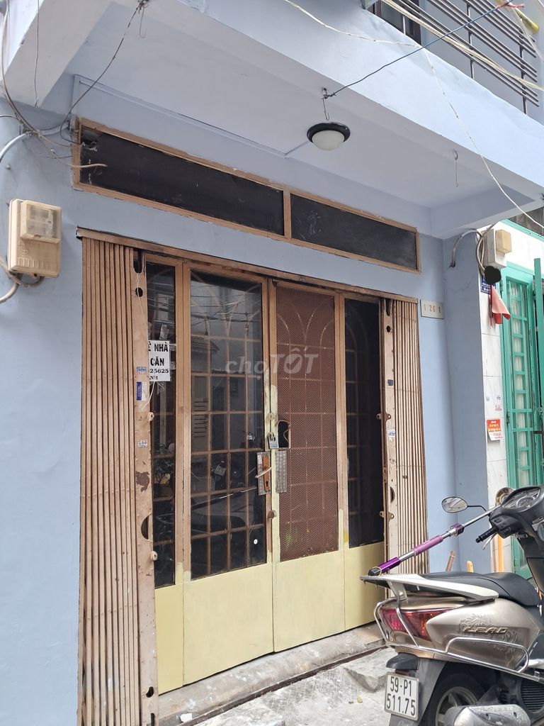 3-Story Townhouse with 3 Rooms in Alley