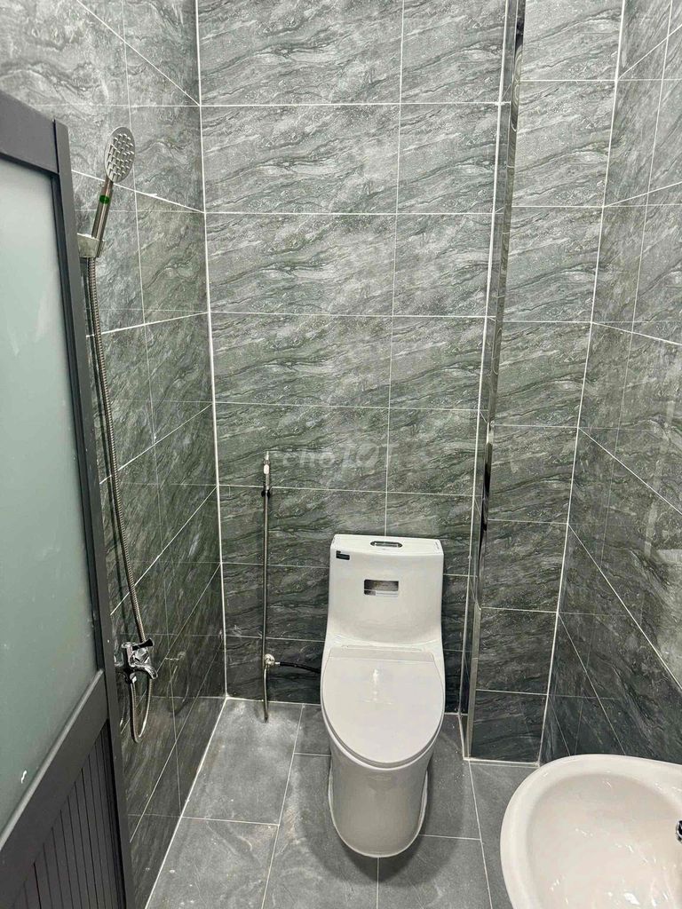 Large 5-Bedroom Townhouse with Modern Features