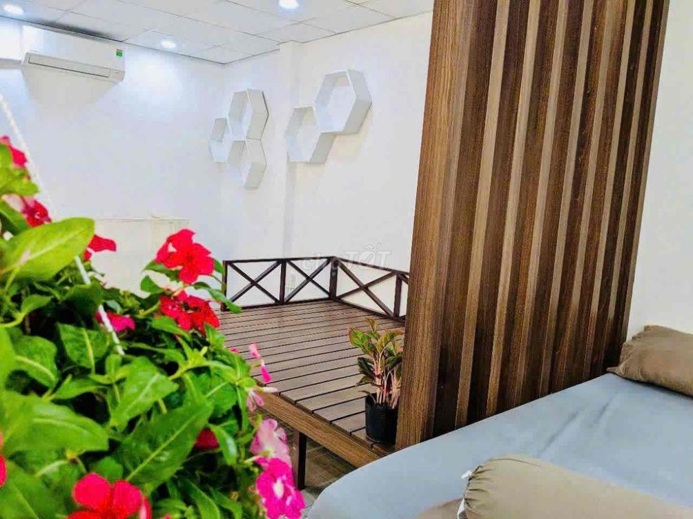 Spacious 1-story 1-floor corner house with balcony