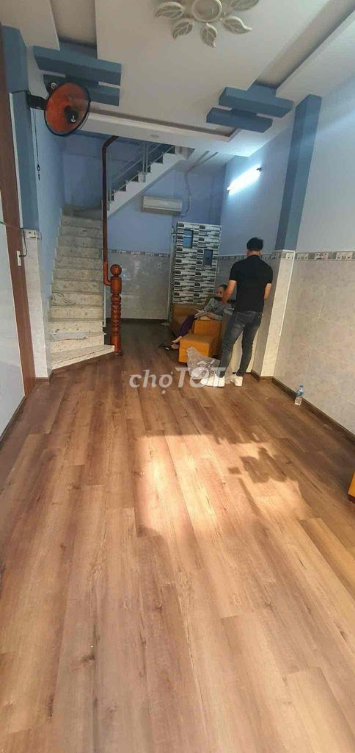 Rental House in Nguyen Thien Thuat, District 3 - Spacious 3-Story Home