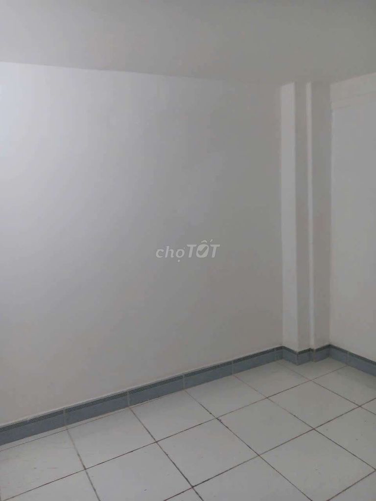 Modern 3-Bedroom Townhouse Near Mall and Market