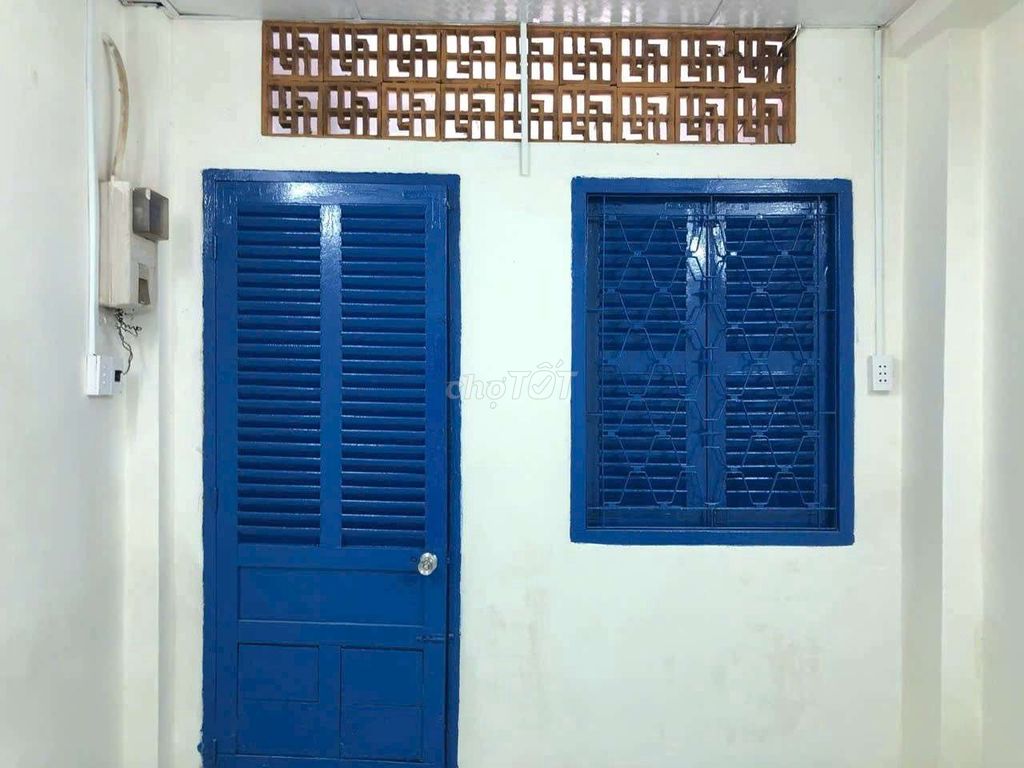 Student-Friendly Townhouse Near Universities with Balcony
