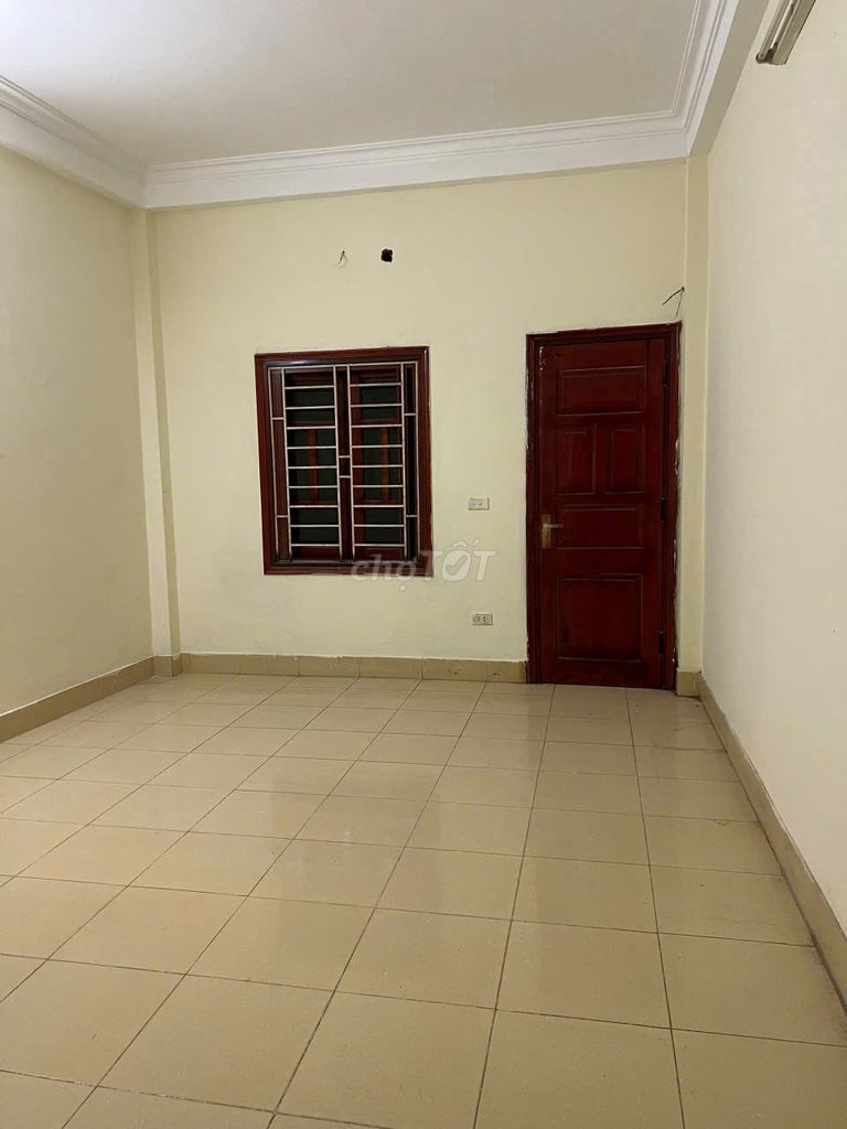 3-Floor House with 2 Bedrooms for Business