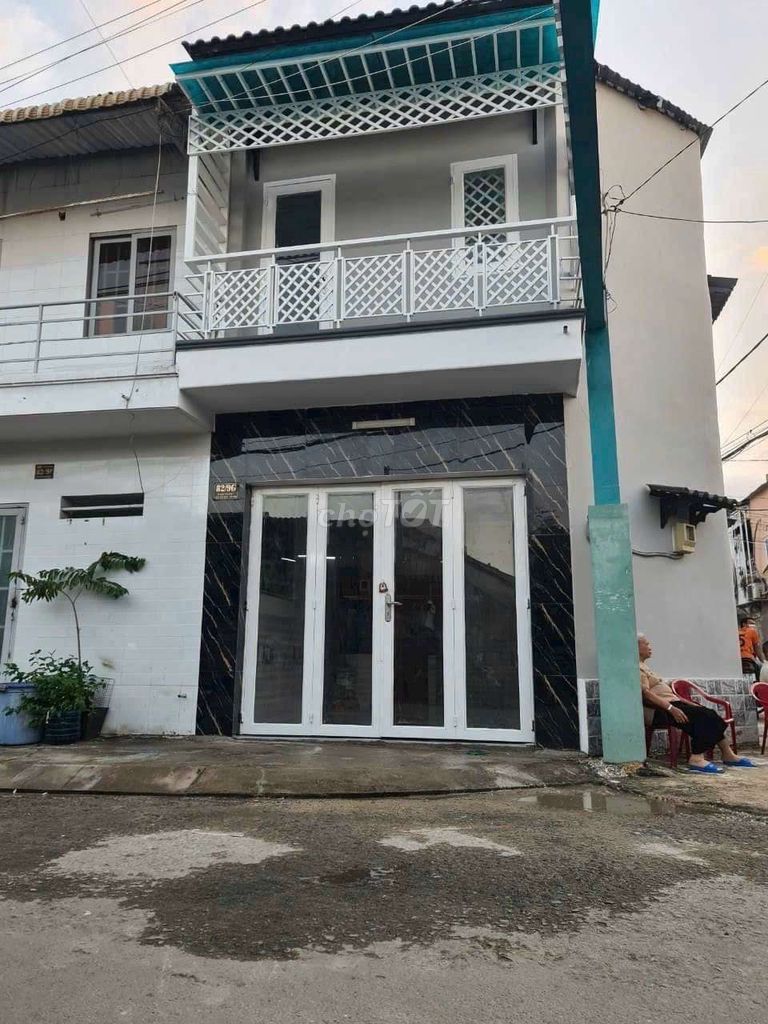 Modern Two-Story House Near Market with 8m Access