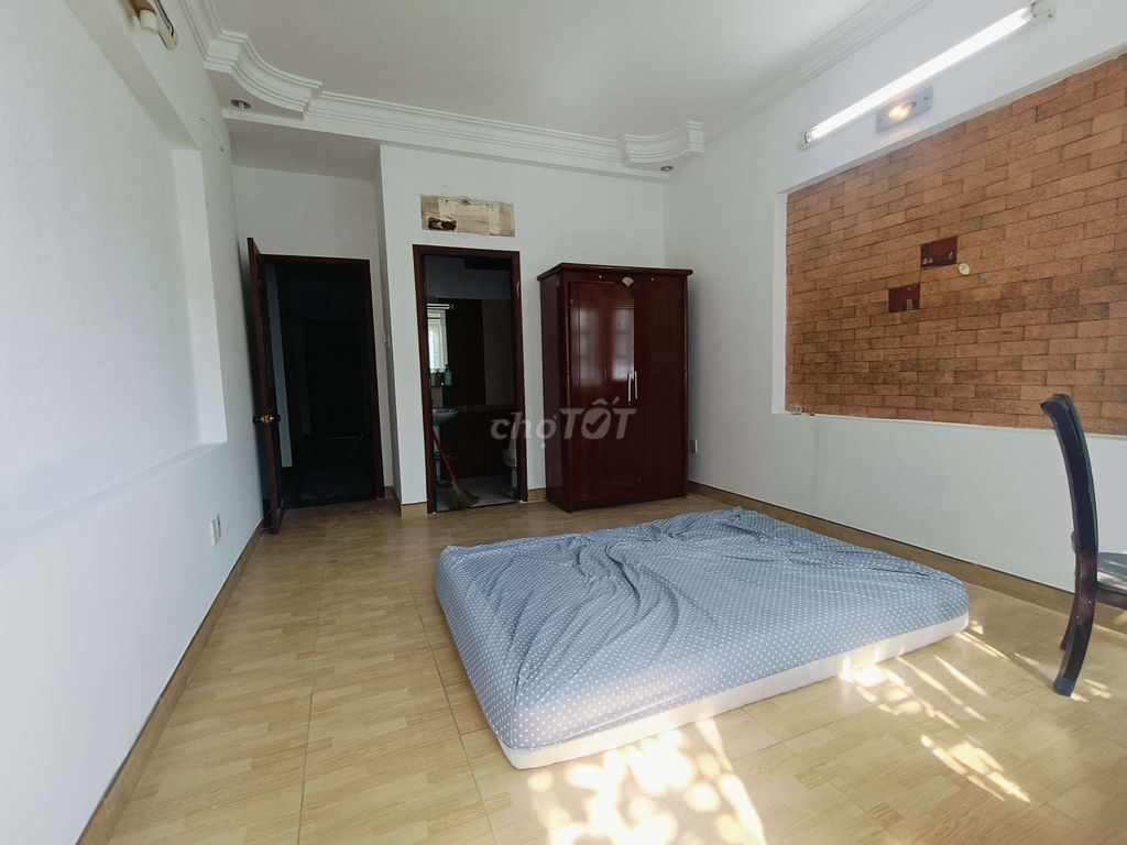 5-Bedroom Townhouse Near Universities and Hospital