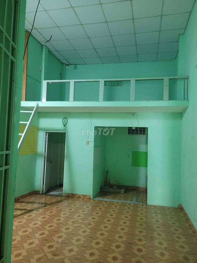 Spacious Townhouse Near Market with Loft