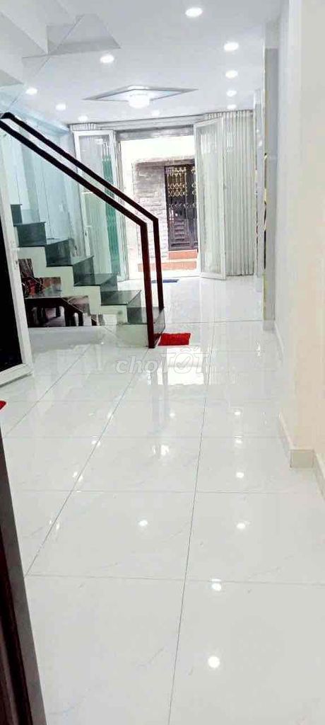 Modern Townhouse with 3 Bedrooms Near Nguyen Trai