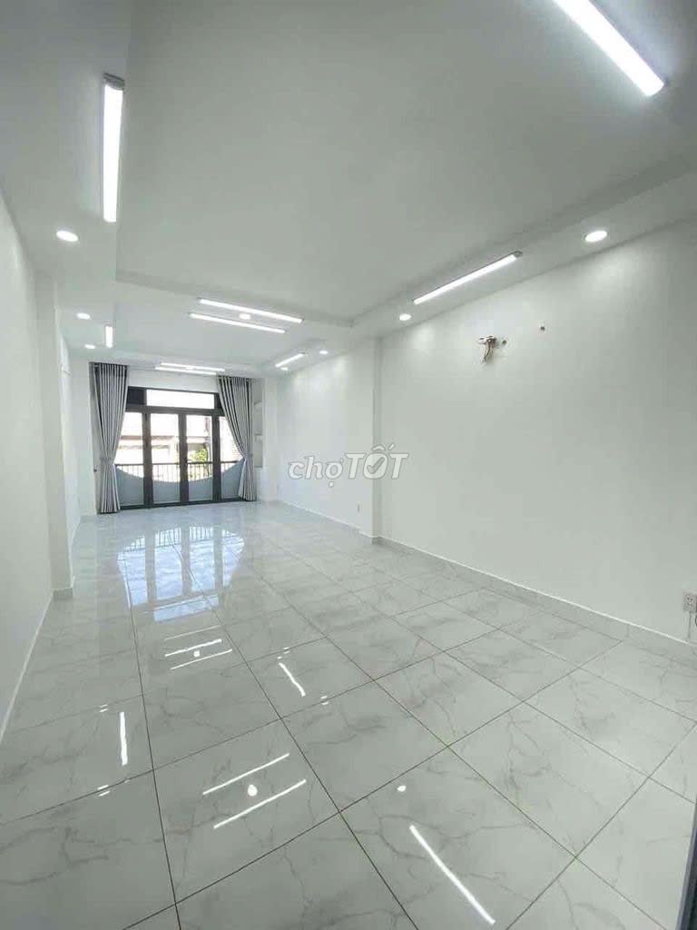 Modern 4-Story House Near Pearl Plaza