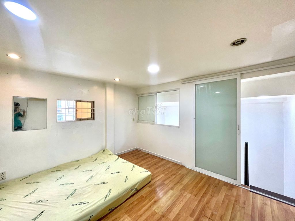 Modern 2-Bedroom Townhouse with Balcony and AC