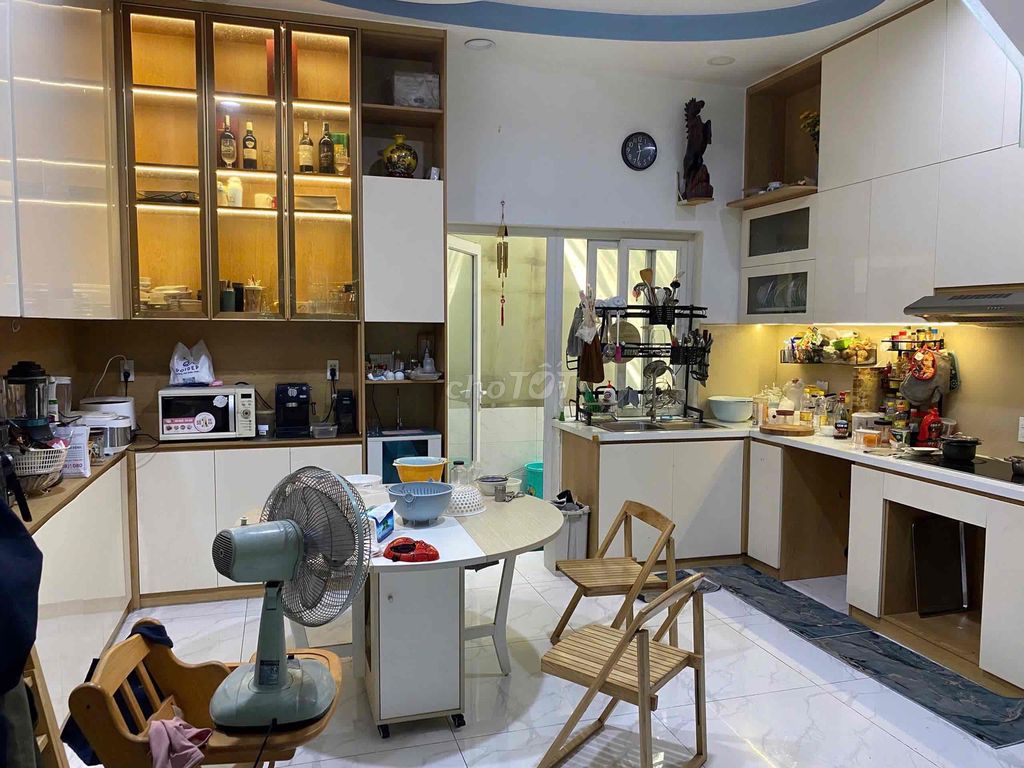 Modern 4BR Townhouse with Full Furniture