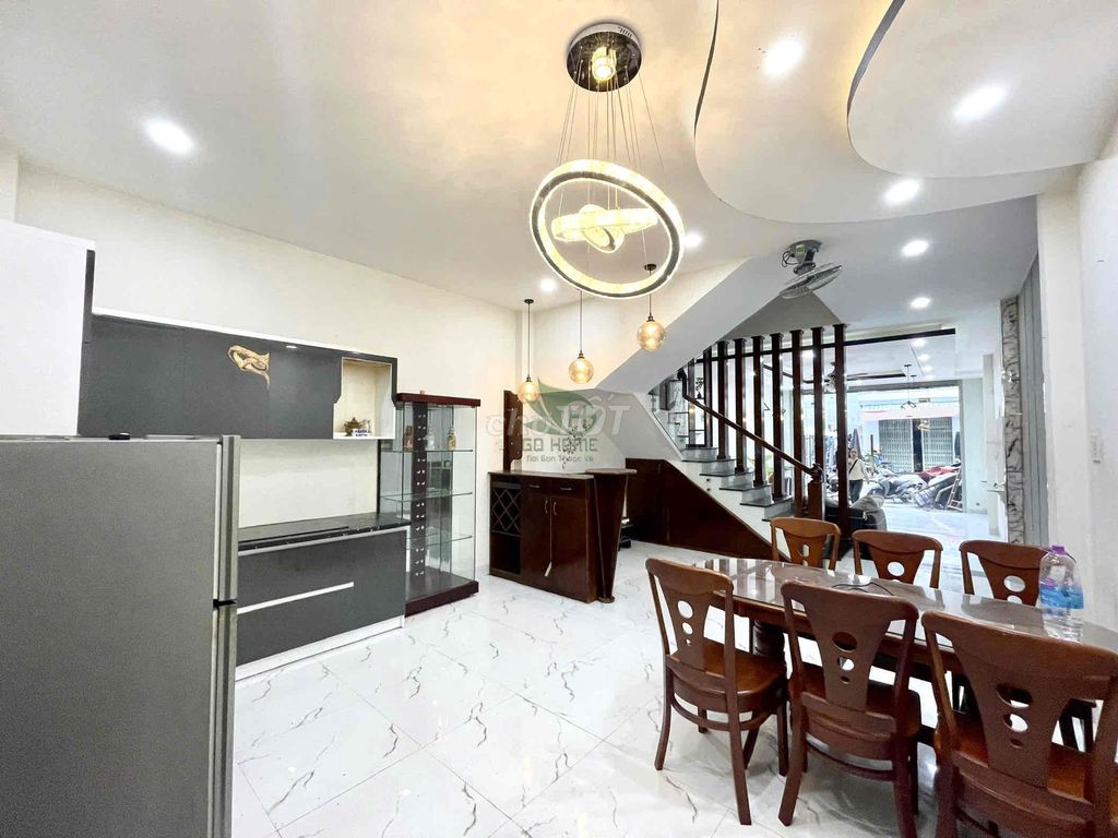 Large 5-Bedroom House with Full Furnishings