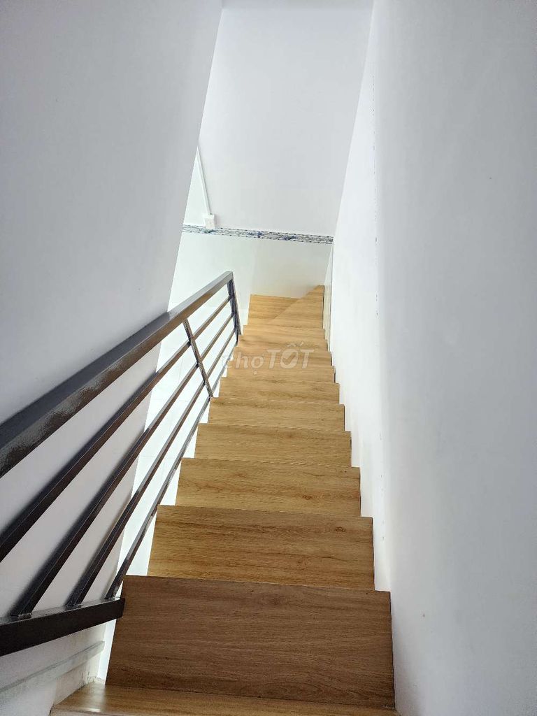 Modern 2-bedroom house with balcony near school