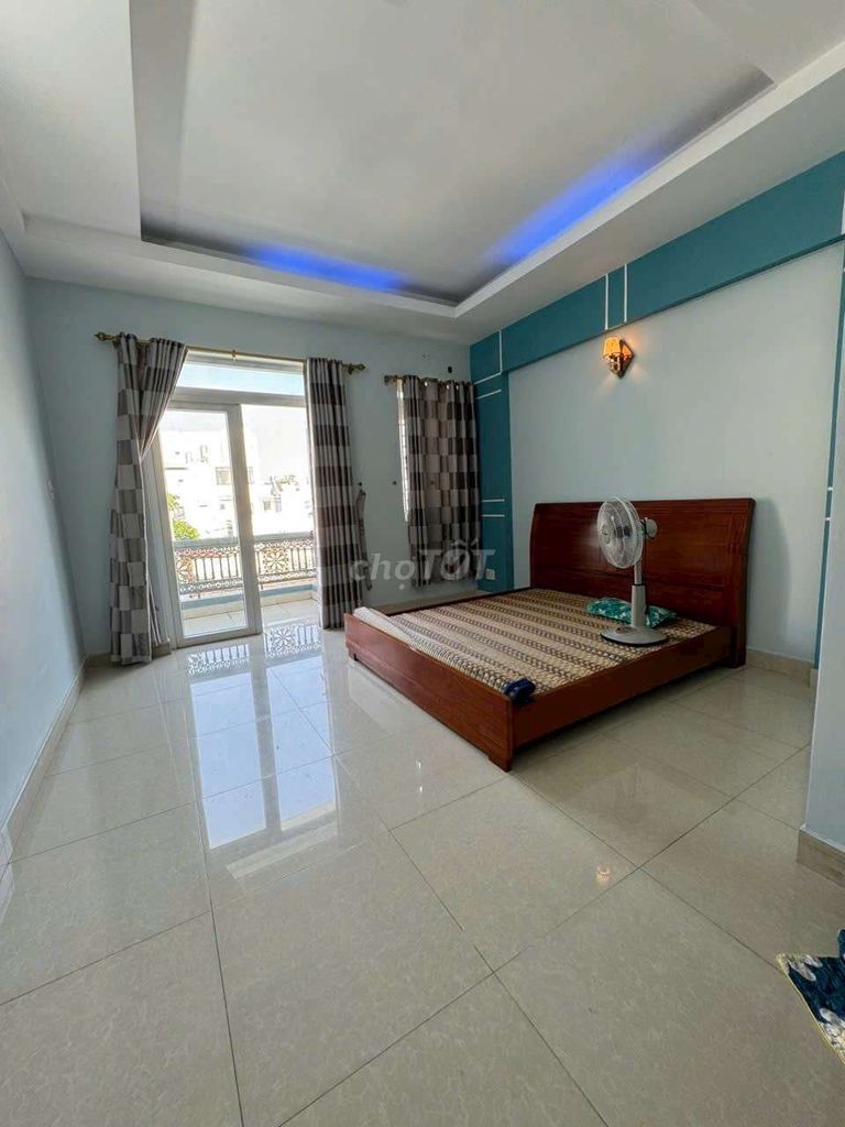 Spacious 6BR Townhouse with Business Potential