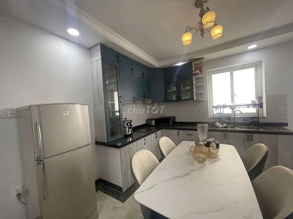 Modern 4-Bedroom Townhouse with Full Furnishings
