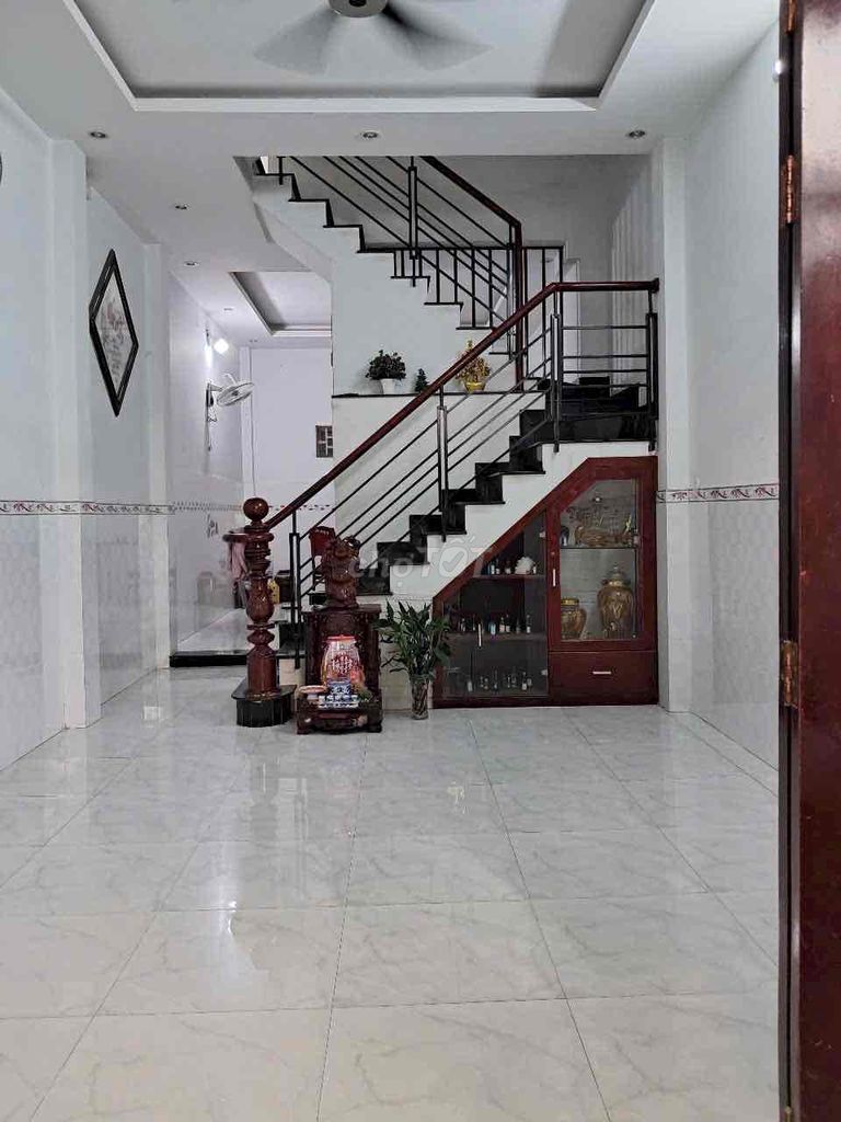3-Bedroom Townhouse with Rooftop for Online Business