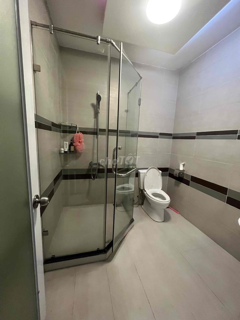 Spacious Room with Private Bathroom and Air Conditioning