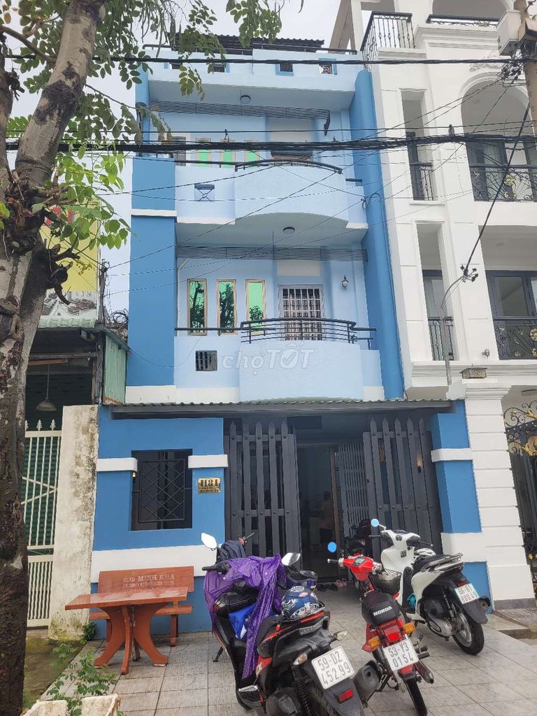 Modern 5-Bedroom Townhouse with Office Space