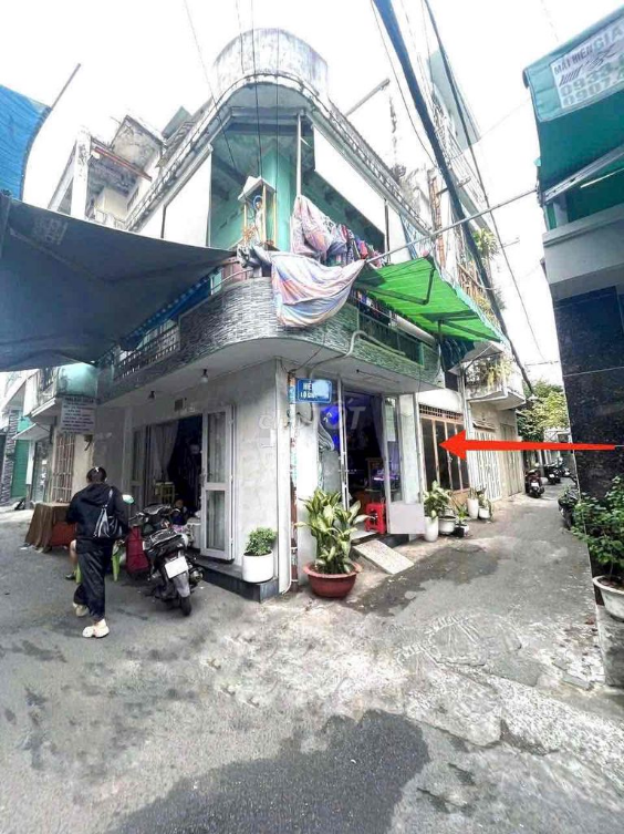 Spacious 3-Bedroom House for Rent on Cach Mang Thang 8 Street