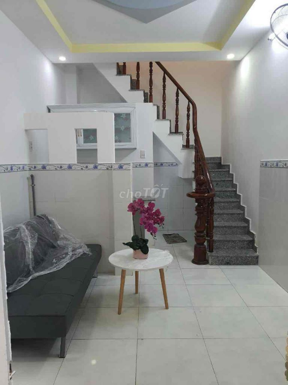 Тарыңқы көшедегі кішкентай ыңғайлы үй, 3м x 6м, 1 қабат