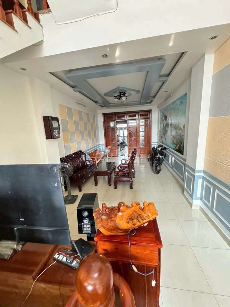 Spacious 6BR Townhouse with Business Potential