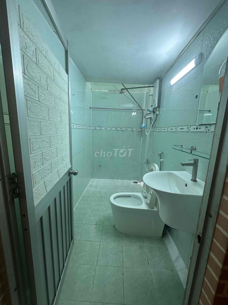 2BR Townhouse Near Airport with Parking