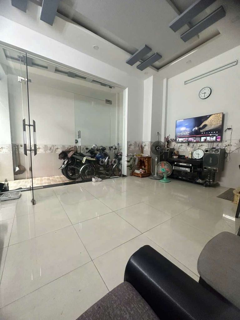 4 Bedroom Townhouse with Parking near Bridge