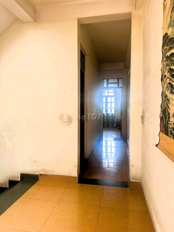 Spacious Commercial/Office Space in Bustling Area