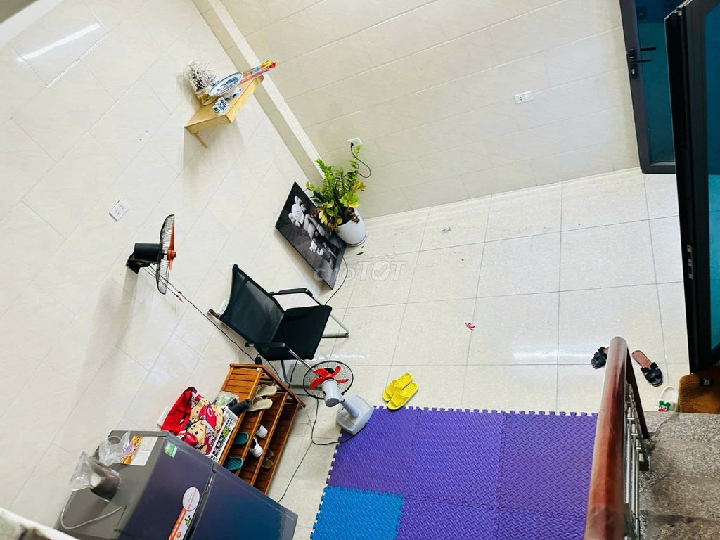 3-Floor Townhouse with Kitchen and Air Conditioning