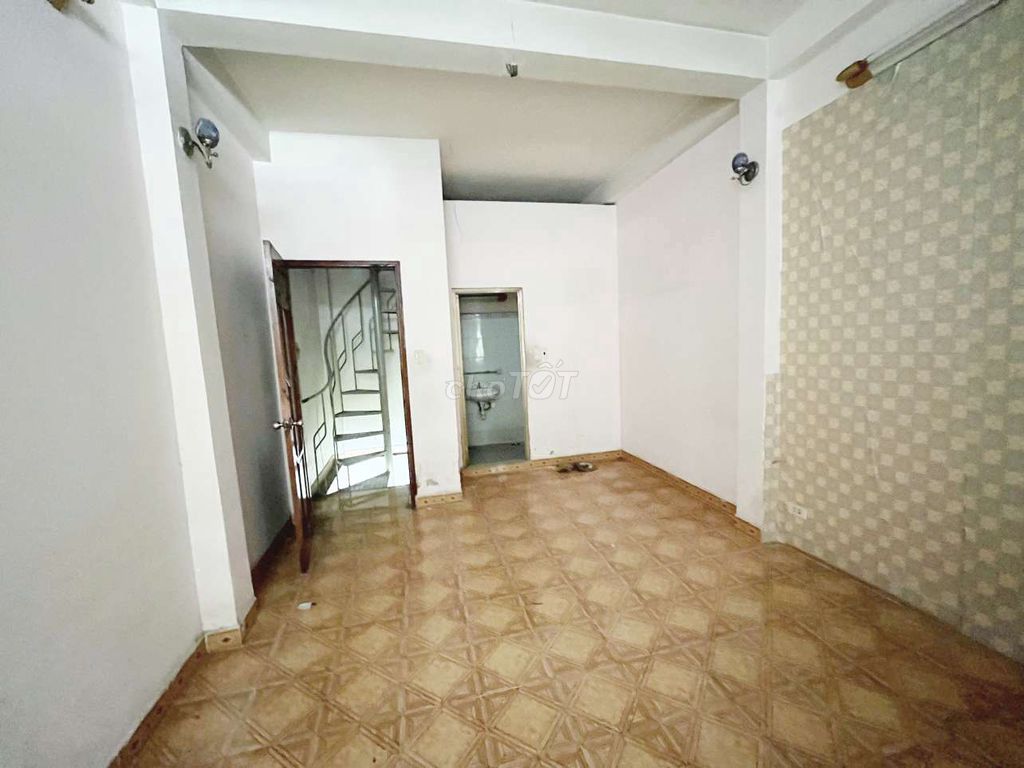 3-Story Commercial Space with Two Bedrooms