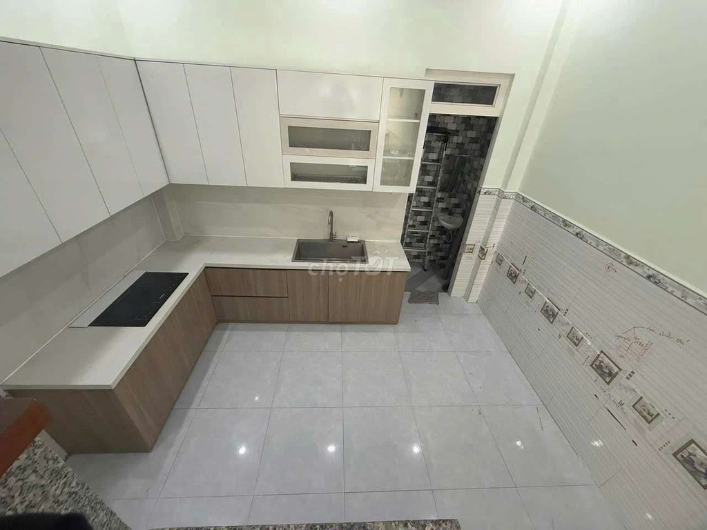 Modern Furnished 4-Bedroom Townhouse with Parking