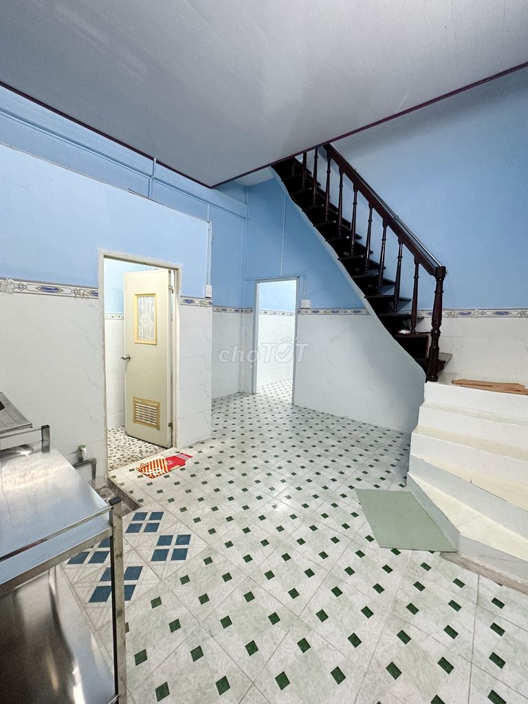 Two-Story House with Balcony in Quiet Area