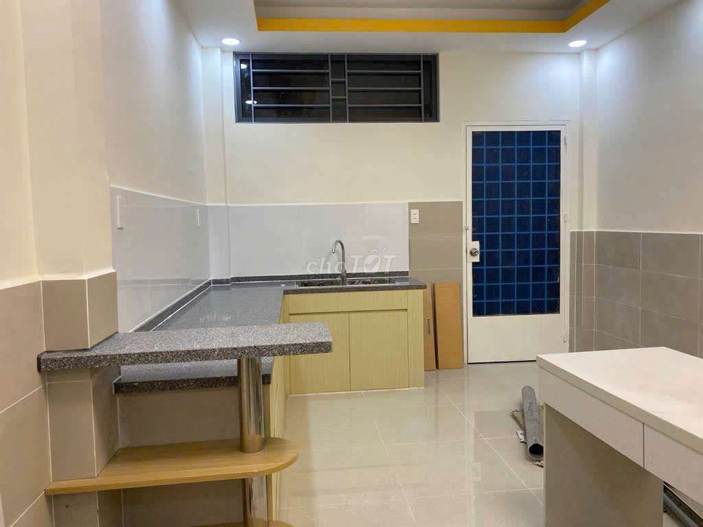Modern 4-Bedroom Townhouse with Multiple Floors
