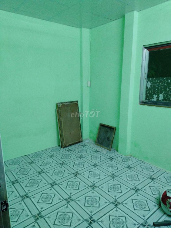 L-shaped house with 1 floor, 1 bedroom, near new highway bridge