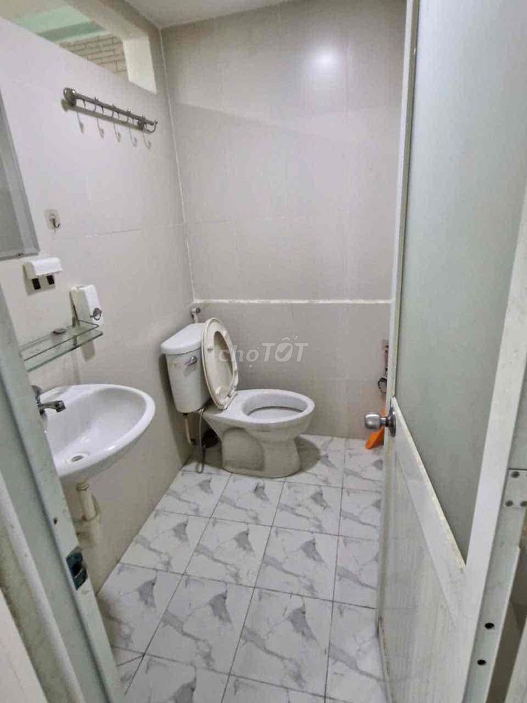 Spacious 2BR Townhouse with Car Access Q11