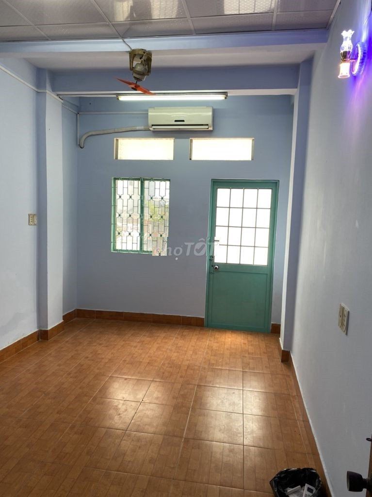 Spacious 5-Bedroom Townhouse with Business Potential