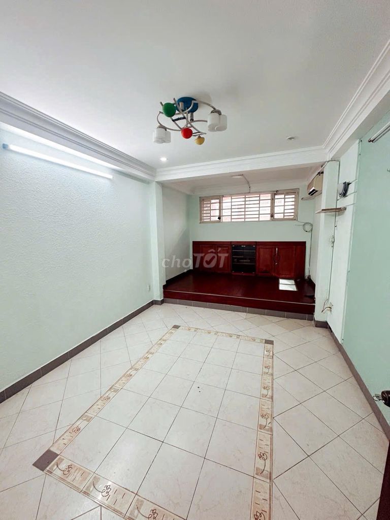 Modern 3BR Townhouse Near Market with Rooftop