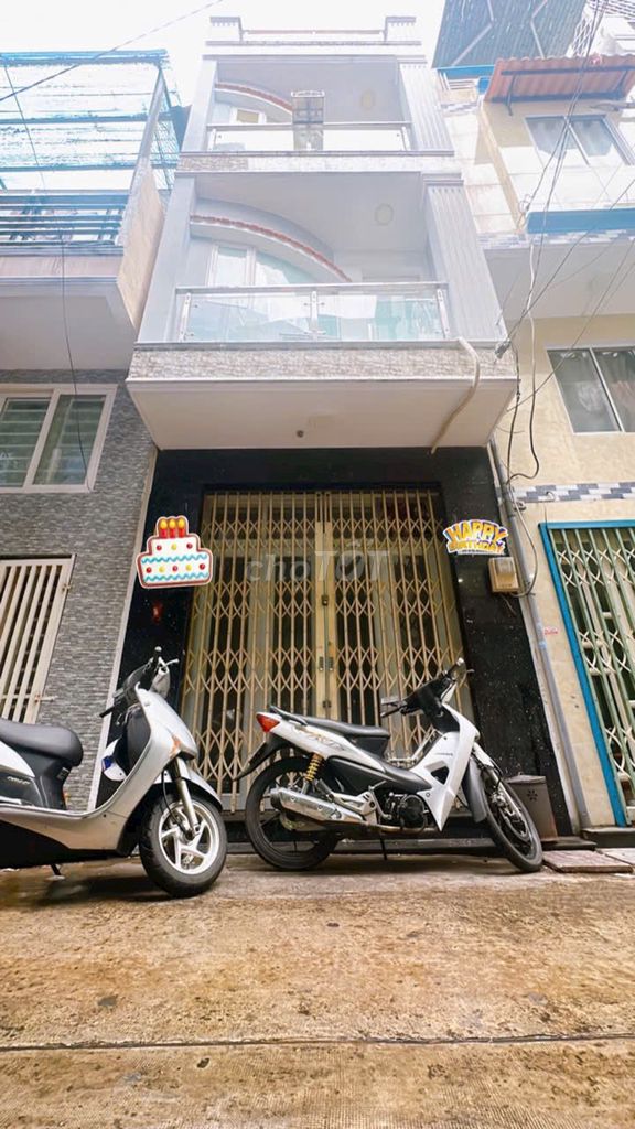 Modern 2-Floor Townhouse Near Food Street