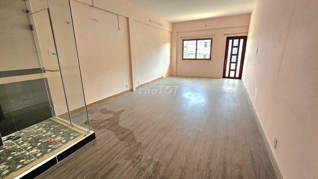 Large 7-Bedroom Townhouse with Commercial Potential