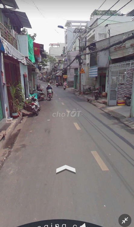 Spacious Frontage Property with Multiple Rooms