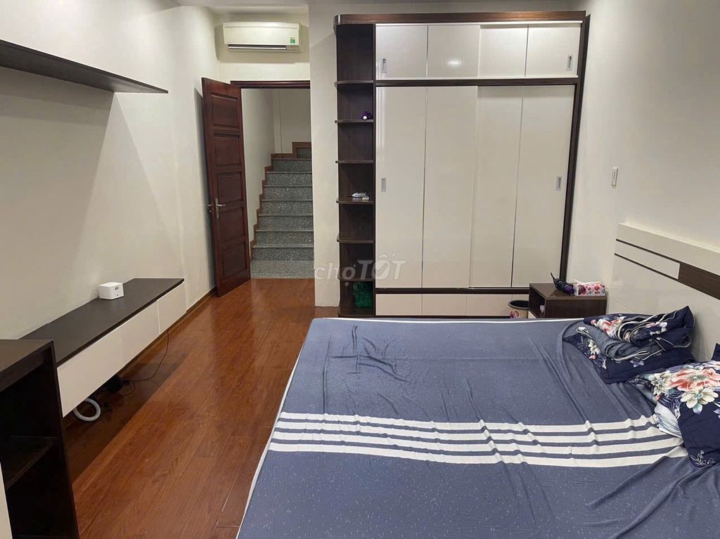 5-Floor House with Garage and 3 Bedrooms