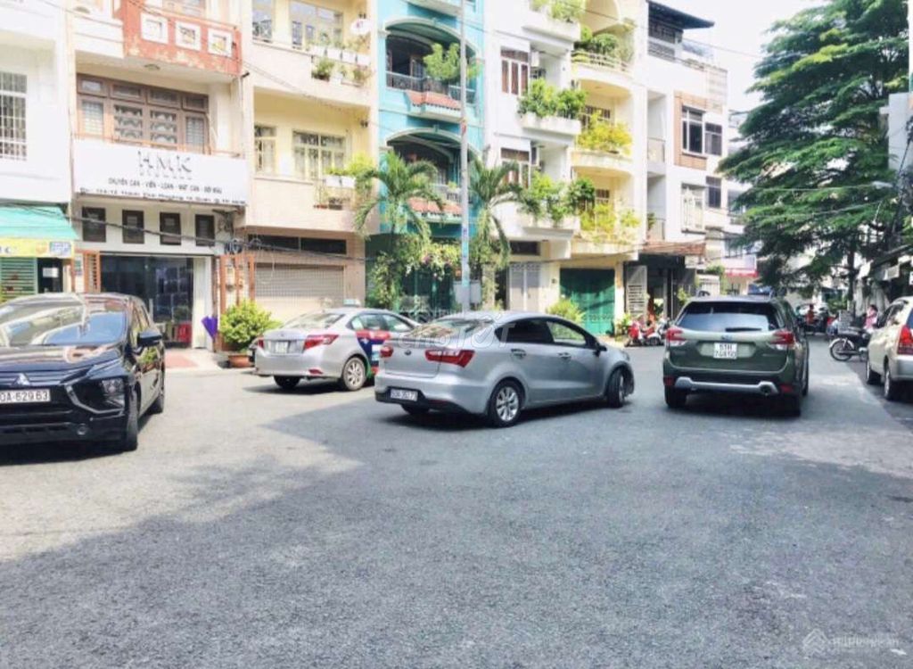 Spacious 4-Story Commercial Townhouse with Parking